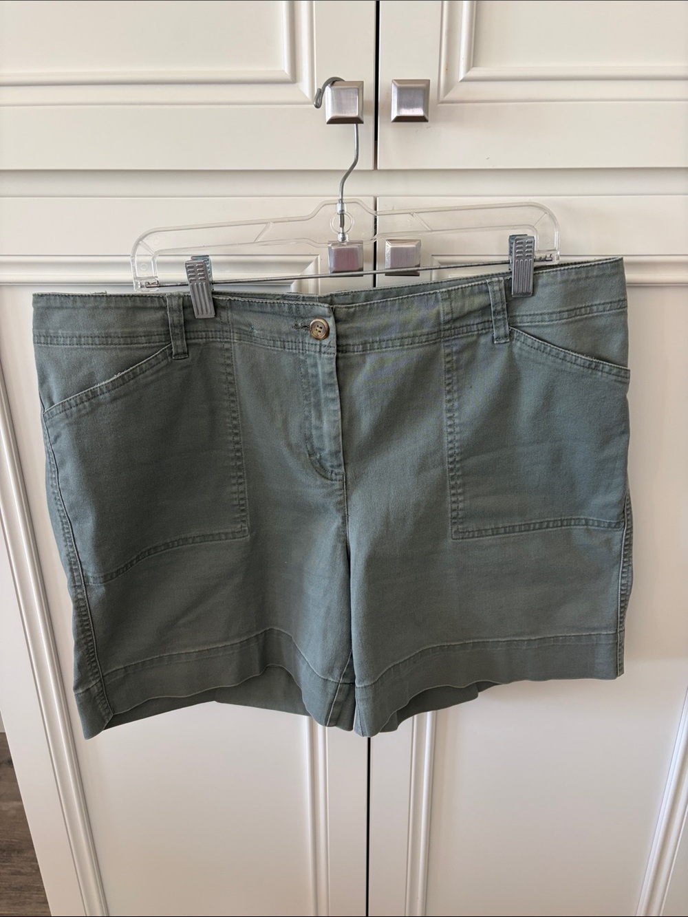 French Laundry women’s flat front utility shorts in sage green size 16
